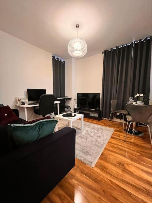 Beautiful Flat One Bedroom In Apartment