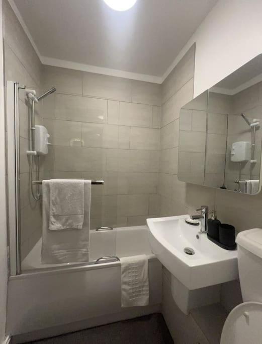 Beautiful Flat One Bedroom In Apartment